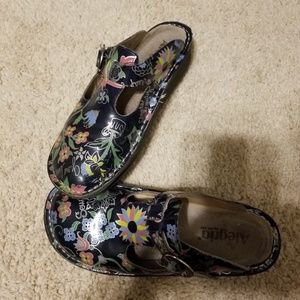 Alegria clogs